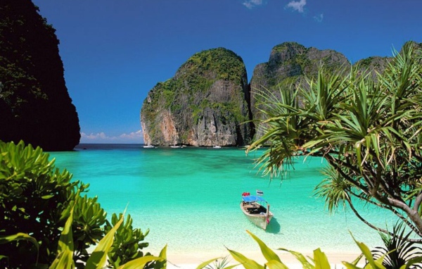 Лодка в заливе в Пхукете, Таиланд