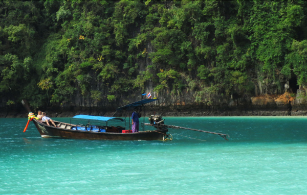 Лодка у берега острова Панган, Таиланд