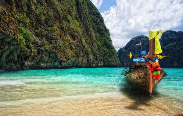 Лодка у берега в Пхукете