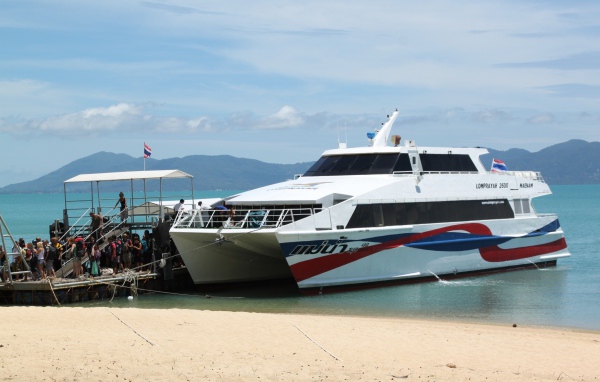 Катер у берега на острове Тао, Таиланд