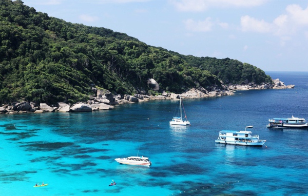 Лодки в заливе на острове Чанг, Таиланд