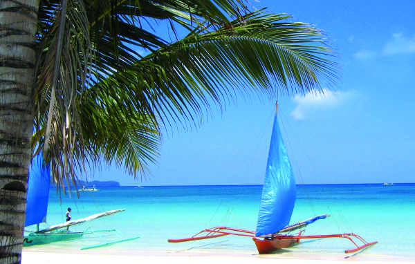 Лодки на пляже на острове Ко Куд, Таиланд