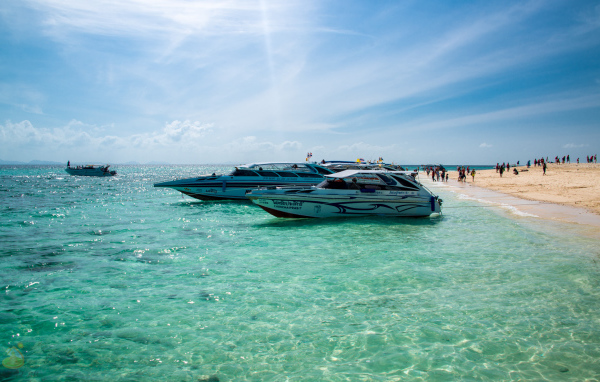 Катера у берега на курорте Краби, Таиланд