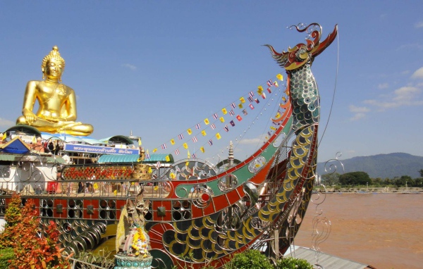 Будда на лодке на курорте Чианг Май, Таиланд