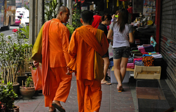 Буддийский монахи на улице в Бангкоке, Таиланд