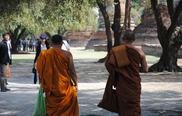 Буддийские монахи на улице на курорте Аютайя, Таиланд