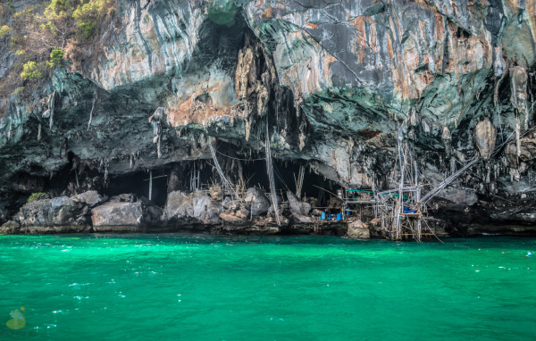 Пещера у берега на курорте острова Ко Лан, Таиланд