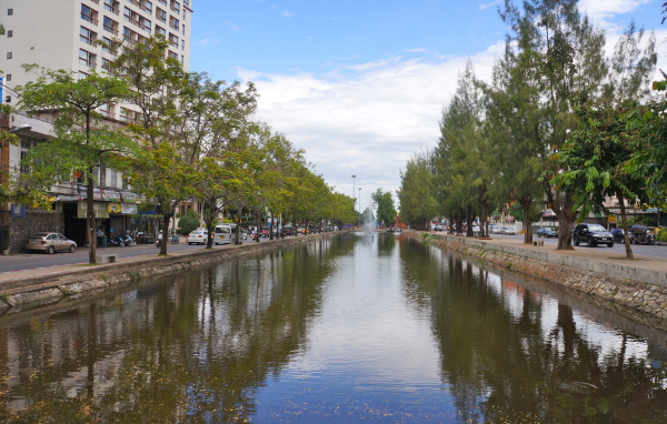 Канал в городе на курорте Чианг Рай, Таиланд