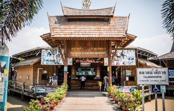 Плавучий рынок на курорте в Паттайе, Таиланд