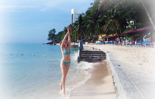 Девушка на пляже Пратамнак на курорте в Паттайе, Таиланд