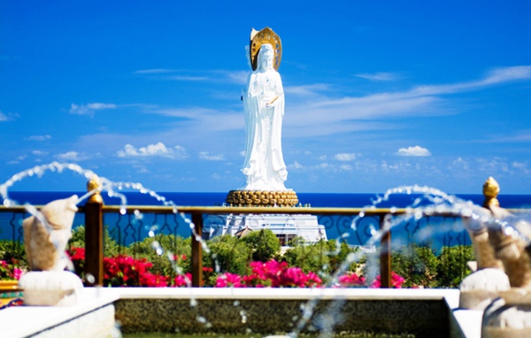 Статуя бога на берегу на острове Самет, Таиланд