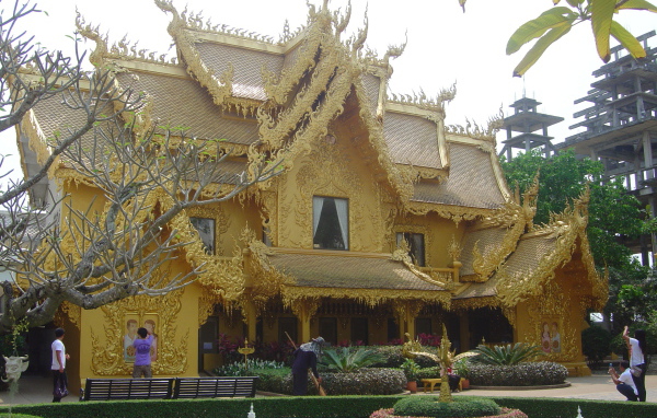 Золотой храм на курорте Чианг Рай, Таиланд