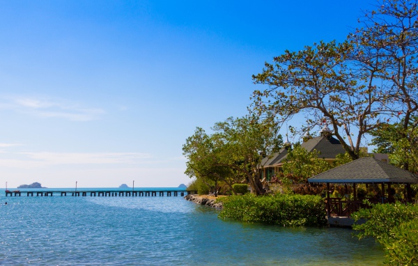 Хижины у воды на острове Чанг, Таиланд