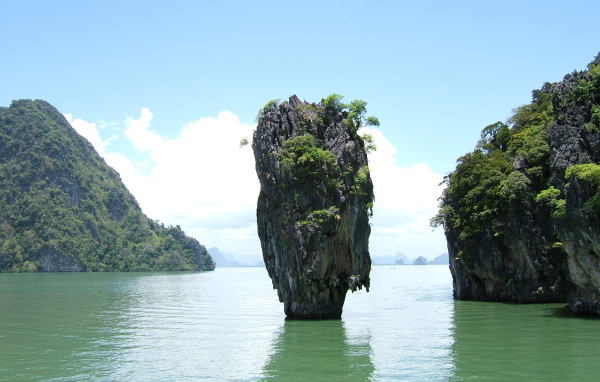 Одинокая скала в заливе в Пхукете, Таиланд