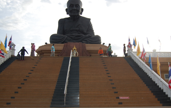 Статуя монаха на курорте Хуа Хин, Таиланд