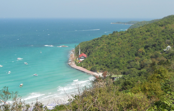 Панорама курорта острова Ко Лан, Таиланд