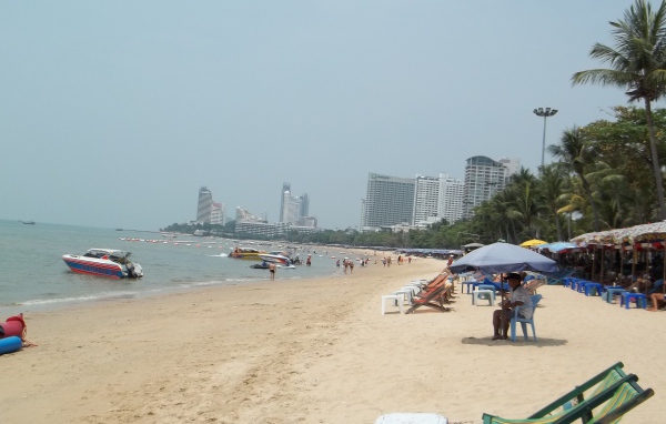 Отдых на пляже на курорте в Паттайе, Таиланд