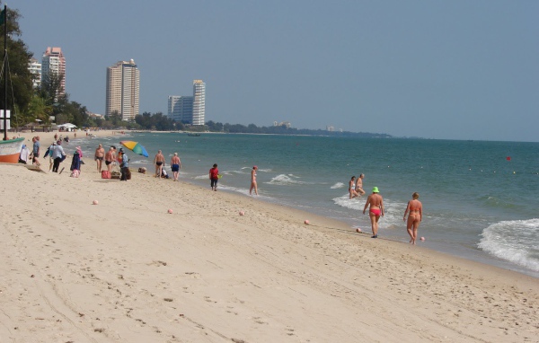 Отдых на пляже на курорте Ча Ам, Таиланд