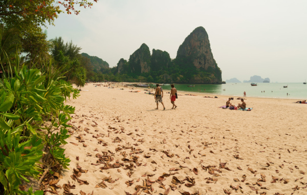 Отдых на пляже на курорте Краби, Таиланд