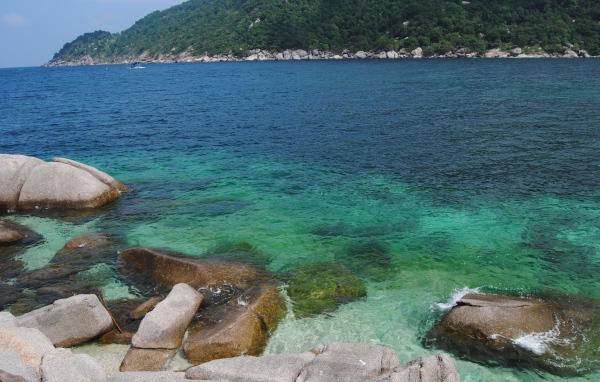 Камни у берега на острове Тао, Таиланд