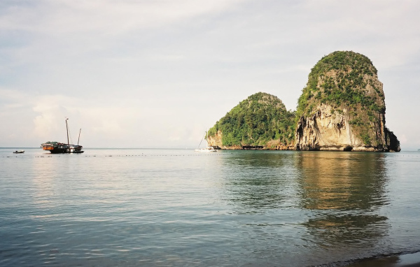 Скалы у берега на курорте Краби, Таиланд