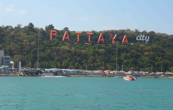 Вывеска города на курорте в Паттайе, Таиланд