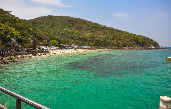 Летний отдых на курорте острова Ко Лан, Таиланд