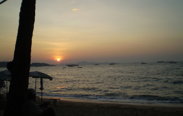 Закат солнца на пляже на курорте в Паттайе, Таиланд