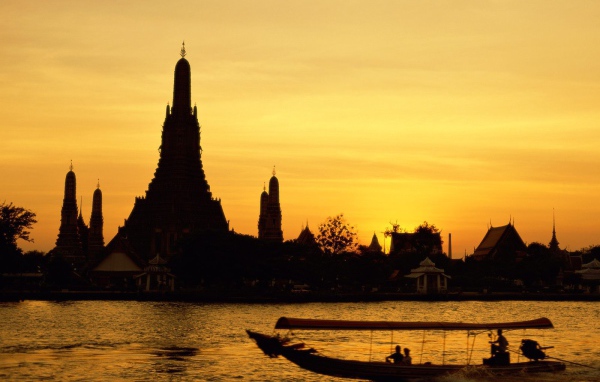 Закат над храмами в Бангкоке, Таиланд