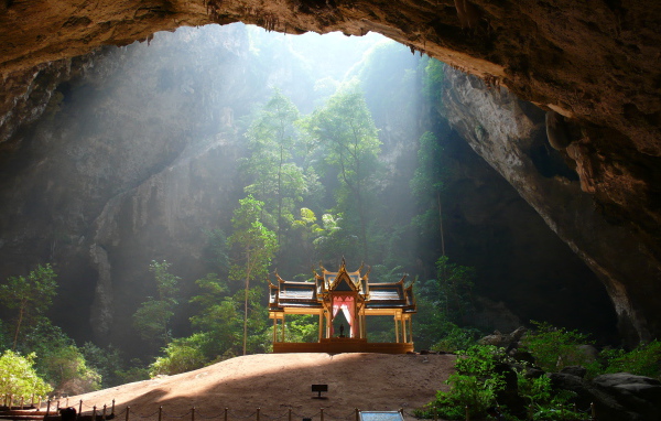 Храм в пещере на курорте Районг, Таиланд