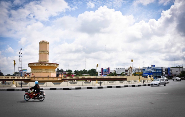Уличное движение на курорте Лопбури, Таиланд