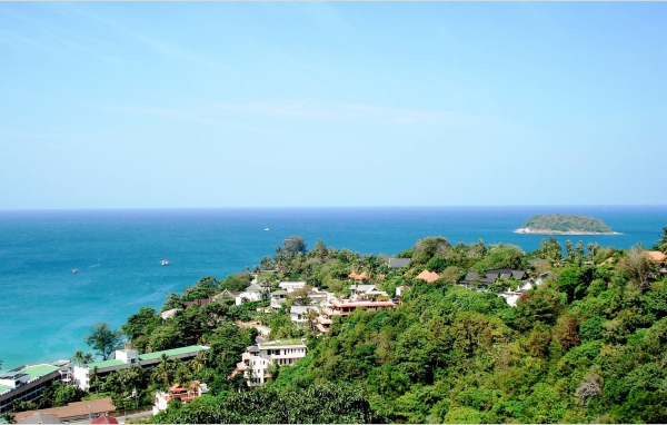 Городские здания на курорте острова Ко Лан, Таиланд