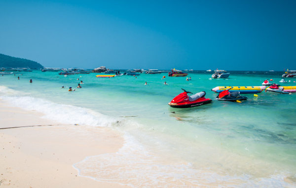 Белый песок на курорте острова Ко Лан, Таиланд