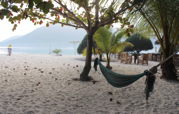 Белый песок на пляже на острове Самуи, Таиланд