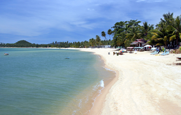 Белый песок на пляже в Пхукете, Таиланд