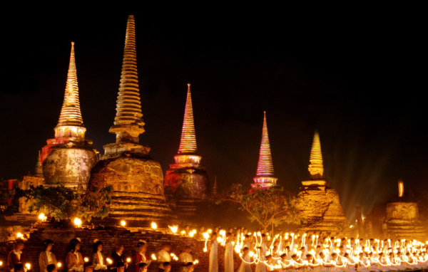 Поклонение богам на курорте Аютайя, Таиланд