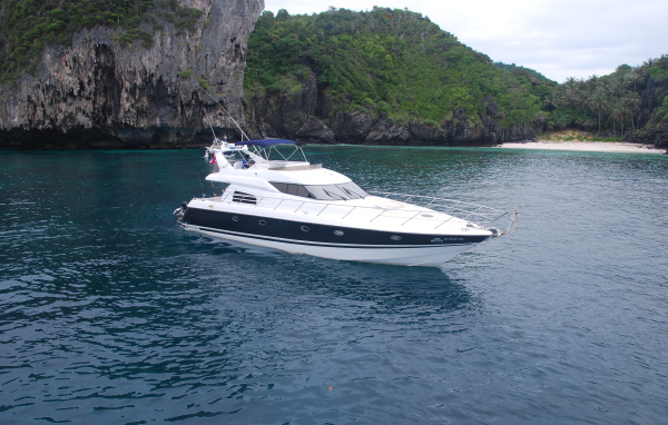 Яхта в заливе на курорте Хуа Хин, Таиланд