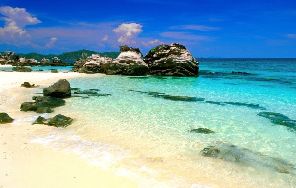 Скалы у берега в Пхукете, Таиланд