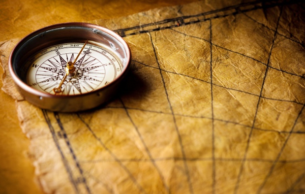 Компас на старой карте Мира