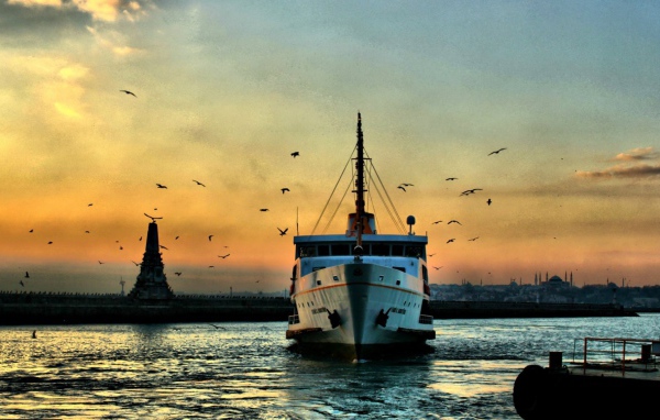 Лодка в бухте Стамбула