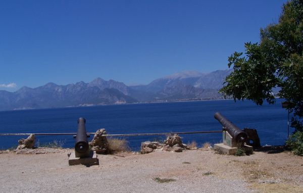 Пушки на побережье в Кушадасы, Турция