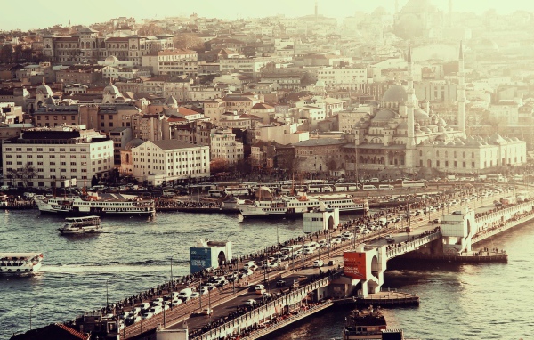 Загруженный мост в Стамбуле