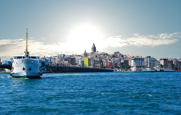 Корабль в заливе в Стамбуле