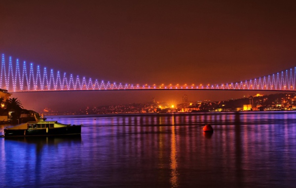 Мост над проливом в Стамбуле