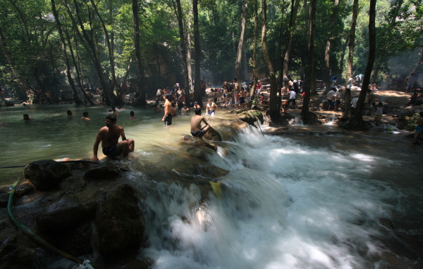 Водопад в парке в Мерсине, Турция