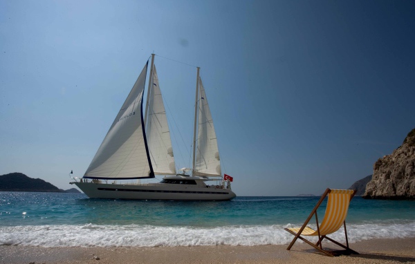 Яхта в гавани Белек, Турция