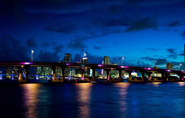Подсветка моста в Майами