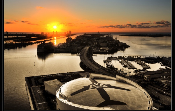 Закат над аэропортом в Майами