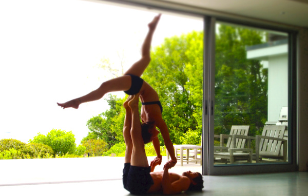 Пара заниматься йогой