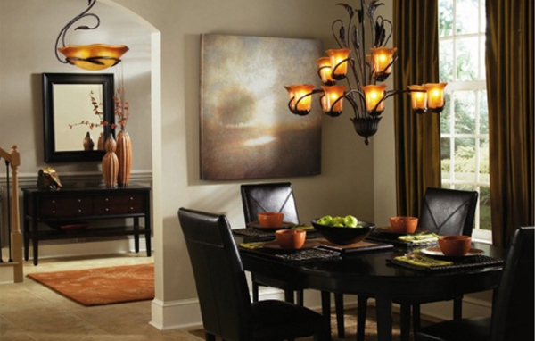 Большая люстра над столом